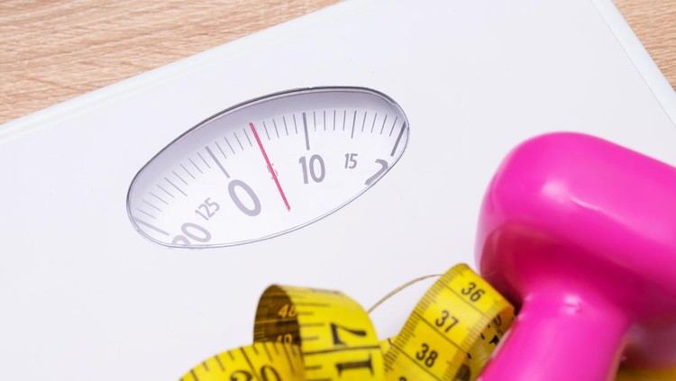 Ilustrasi diet atau timbangan berat badan
