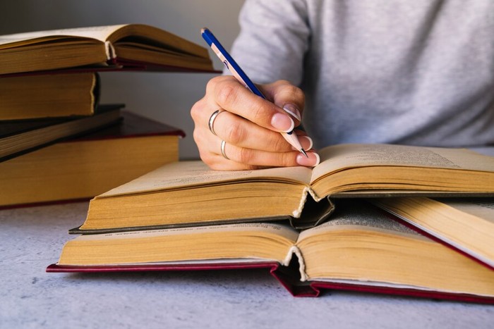 Ilustrasi menulis buku/Foto: freepik.com/freepik