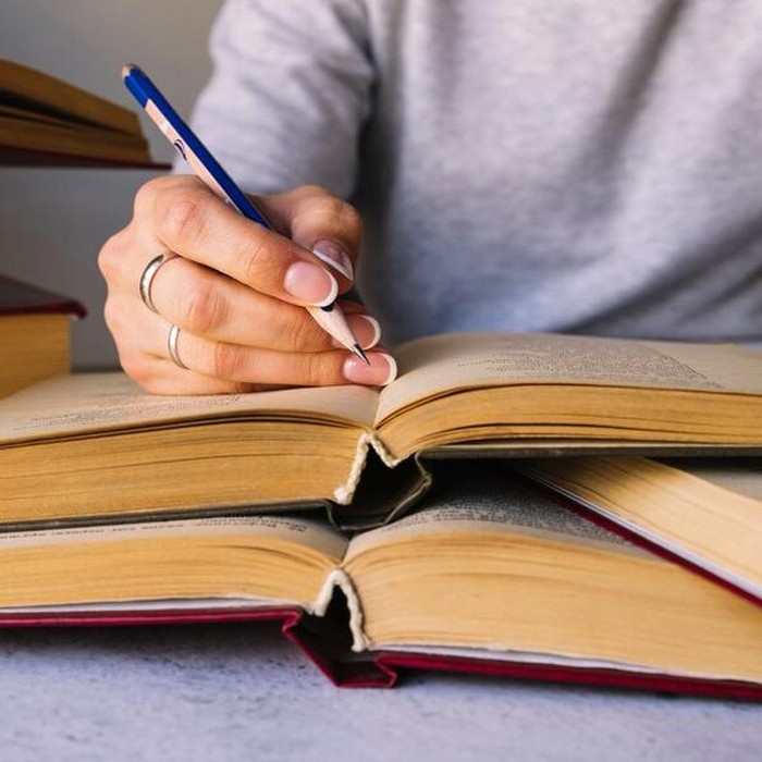 Ilustrasi menulis buku/Foto: freepik.com/freepik