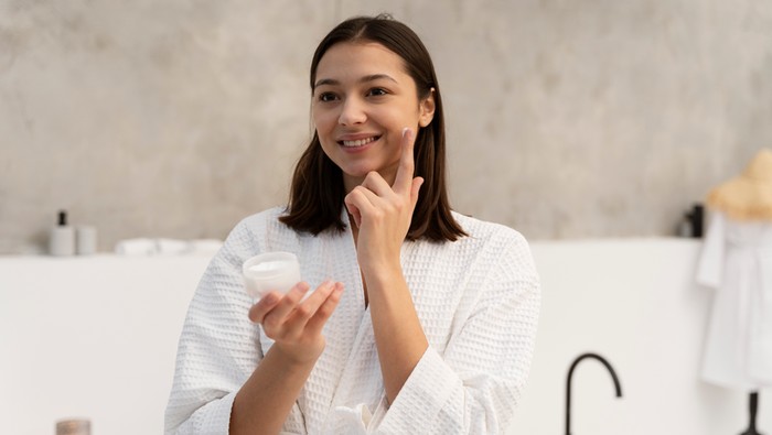 img-title Skincare yang Klaim 'Melawan Polusi' Ternyata Nggak Efektif Jika Tak Punya Bahan Ini!