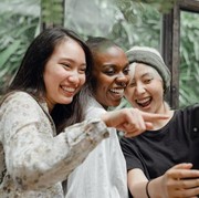 Datangi 3 Zodiak Ini saat Kamu Lagi Sedih, Dijamin Akan Langsung Tertawa Bahagia!