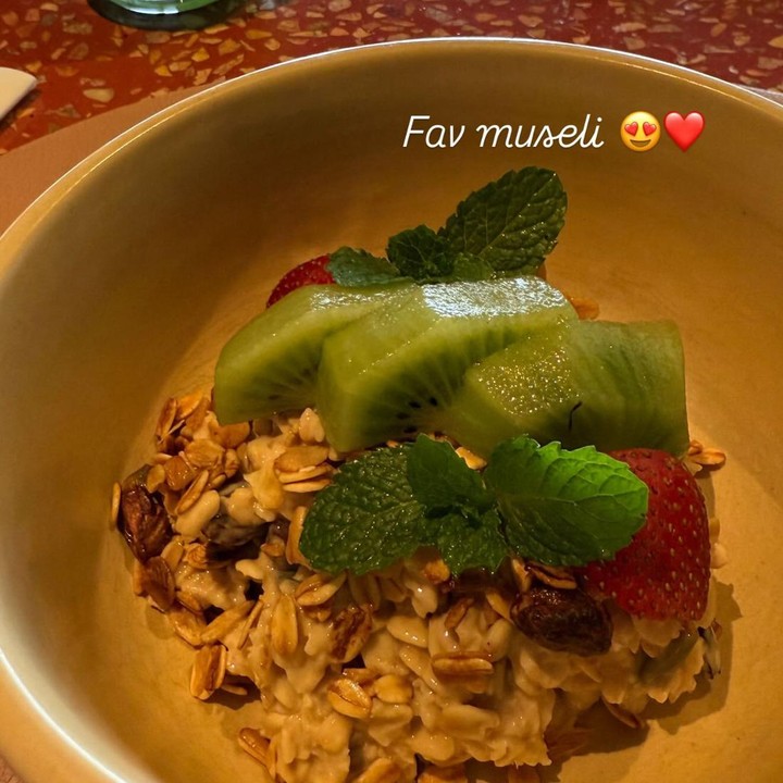 <p>Irish juga mengunggah foto makanan favoritnya yang disantap di momen bulan madu. Makanan ini adalah muesli yang terbuat dari campuran biji-bijian, kacang-kacangan, dan buah-buahan segar. (Foto: Instagram @_irishbella_)</p>