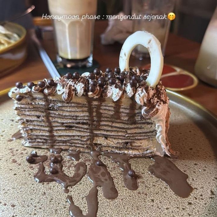 <p>Alih-alih mengunggah potret bersama sang suami, Irish justru lebih banyak mengunggah foto makanan lezat. Perempuan 28 tahun ini mengatakan bulan madu ini menjadi momen untuk menambah berat badan. “<em>Honeymoon phase</em>: Menggendut sejenak,” tulis Irish, dikutip dari laman <em>Instagram@irishbella.</em> (Foto: Instagram@_irishbella_)</p>