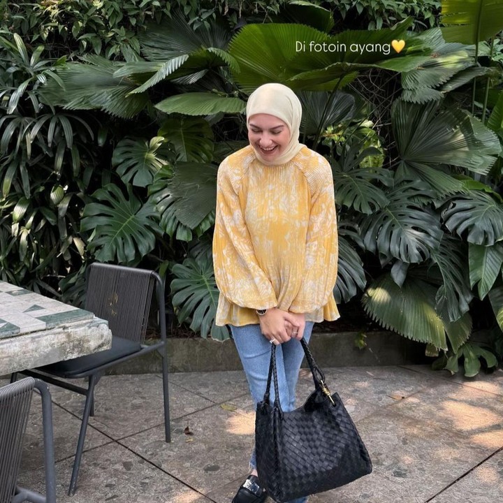 <p>Meski belum diketahui di mana tempat mereka bulan madu, Irish tampaknya sangat senang. Senyum kebahagiaannya itu dipancarkan Irish melalui potret yang diabadikan sang suami. "Difotoin ayang," tulisnya. (Foto: Instagram@_irishbella_)</p>