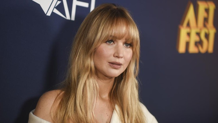 Jennifer Lawrence arrives at the AFI Fest premiere of 
