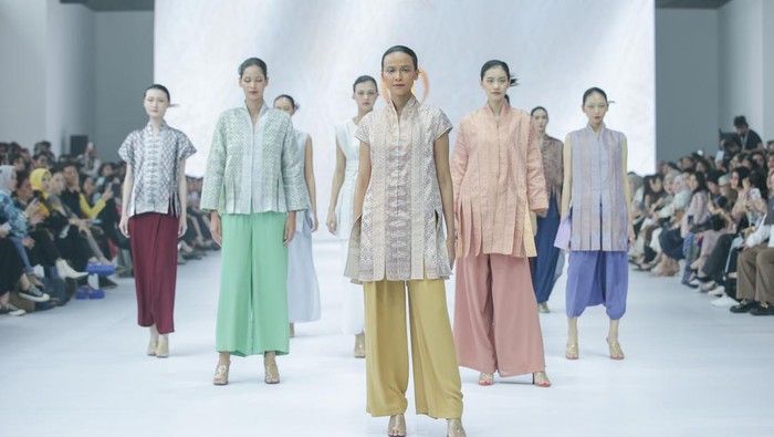 Asha Samara Darra, desainer untuk rumah mode Oscar Lawalata Culture, menggunakan Tenun Songket Halaban dari Sumatera Barat pada koleksinya/ Foto: Dok. JFW