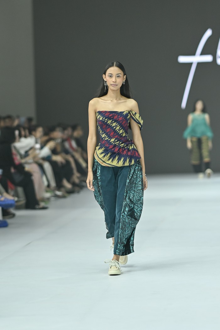 Tenun ini mempunyai quirks tersendiri yang cocok disandingkan dengan desain streetwear nan youthful sebagaimana diterapkan oleh Felicia Budi selaku desainer di baliknya. Mulai dari corak hingga warna yang mencolok, tenun ini dirancang sedemikian rupa agar mudah diterima oleh generasi muda/ Foto: Dok. JFW