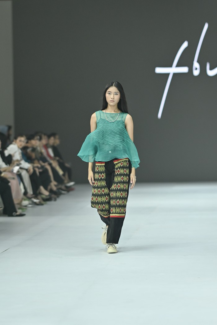 Karakteristik paling menonjol dari tenun Sobi Muna adalah motif yang hanya terlihat di sisi depan kain dan sisi baliknya polos. Ini merupakan hasil dari teknik menenun khas suku Bugis, yakni saat benang Pakan dimasukkan, benang Lungsi diselingkan di bawah atau diturunkan./ Foto: Dok. JFW