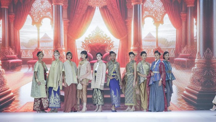 Koleksi Era Soekamto yang bertajuk Pakerti berkesan megah berkat desain dan styling-nya. Benar saja, koleksi ini terinspirasi dari baju kebesaran Melayu dan Jawa baik untuk laki-laki maupun perempuan/ Foto: Dok. JFW