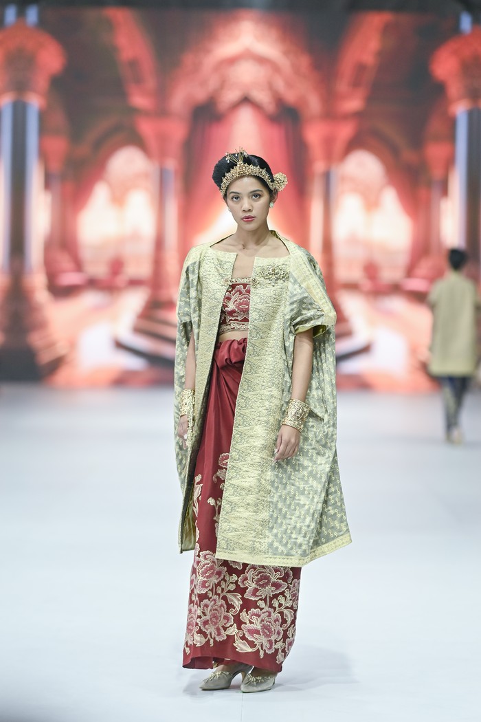 Sejarah budaya tenun Sambas dapat ditarik dari masa Kesultanan Sambas abad ke-17. Pembuatannya menggabungkan teknik ikat dan teknik songket, sedangkan pewarnaan benang diikat sesuai dengan desain motif. Oleh karena itu, tenun juga merupakan perwujudan dari harmonisasi. Era Soekamto mengatakan,