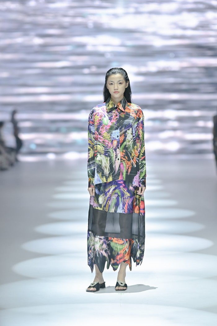 Busana ready-to-wear dipersembahkan K.A.L.A Studio pada panggung Phillips di JFW 2025 dalam semangat Free Your Style. Kebebasan diekspresikan melalui desain, perpaduan tekstil, dan kombinasi warna sehingga menghasilkan looks yang eye-catching dan berani/ Foto: Dok. JFW