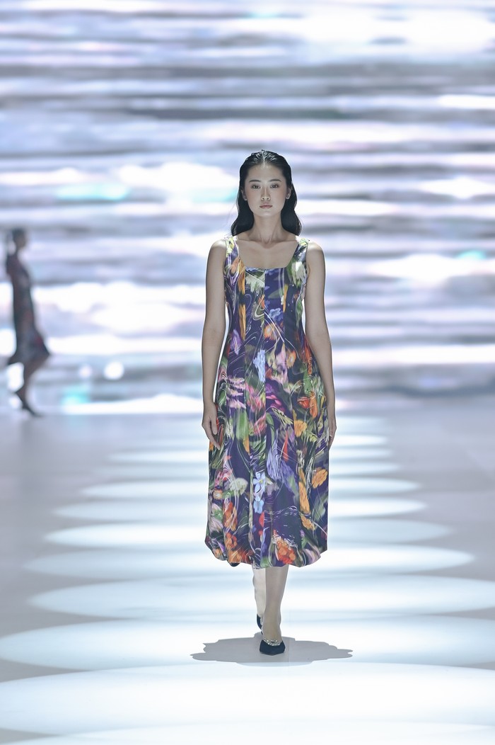 Koleksi terbagi dalam dua pola abstrak yang tercetak pada materialnya, yaitu Blue Sentimental dan Black Sentimental, dengan total 14 looks/ Foto: Dok. JFW