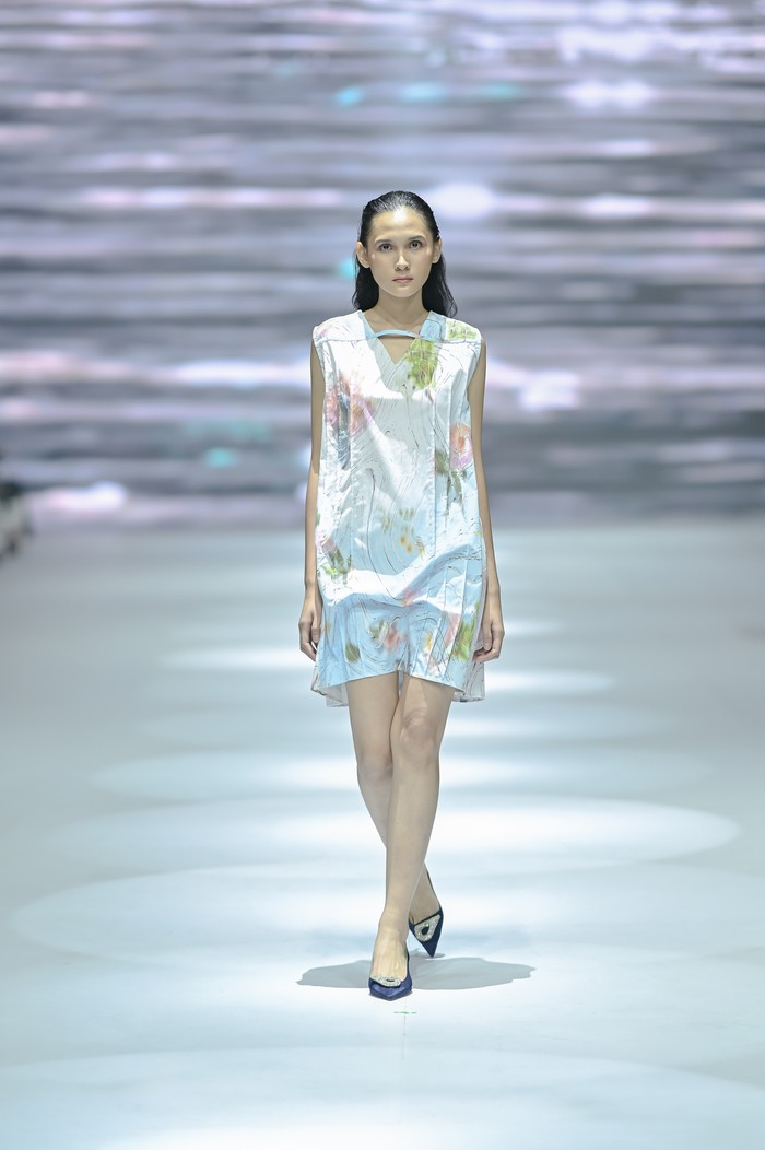 Fashion items yang ditampilkan terentang dari berbagai varian dress, kemeja, tunik, hingga bawahan celana dan rok. Ada yang jadi favoritmu, Beauties?/ Foto: Dok. JFW