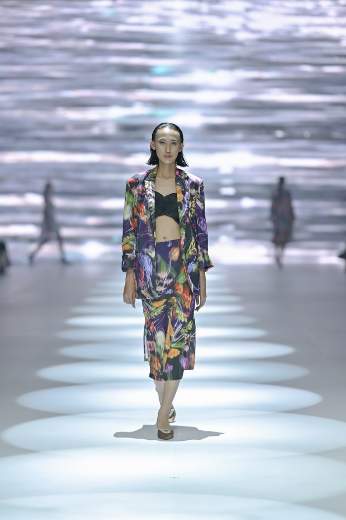 Semburat multi warna menjadikan desain kasual, tapi trendi kreasi K.A.L.A Studio ini merupakan representasi lonjakan emosi yang muncul setelah perasaan sentimental akan sebuah memori/ Foto: Dok. JFW