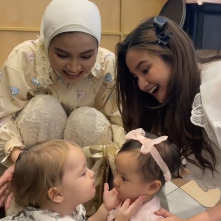 <p>"Akhirnya Kamari dan Launa ketemu," kata seorang netizen. "Kamari gemas banget lihat bayi lain padahal dia juga masih bayi," tutur netizen lainnya. (Foto: TikTok: @sabrinaanggraini26)</p>