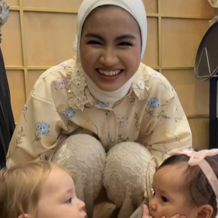 <p>Terlihat Kamari memegang wajah Launa yang ada di hadapannya. Tante Launa, Xaviera Putri pun dibuat gemas dengan tingkah keduanya. (Foto: TikTok: @sabrinaanggraini26)</p>