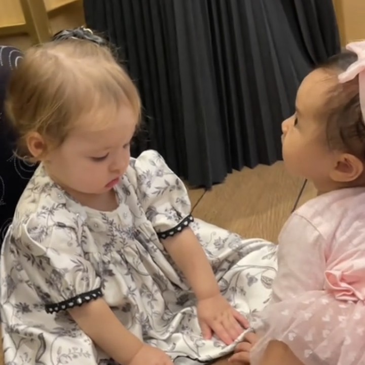 <p>Kamari putri Jennifer Coppen dan Launa putri Sabrina Anggraini adalah dua bayi yang saat ini tengah menarik perhatian, Bunda. Beberapa waktu lalu, keduanya pun bertemu di salah satu acara. (Foto: TikTok: @sabrinaanggraini26)</p>