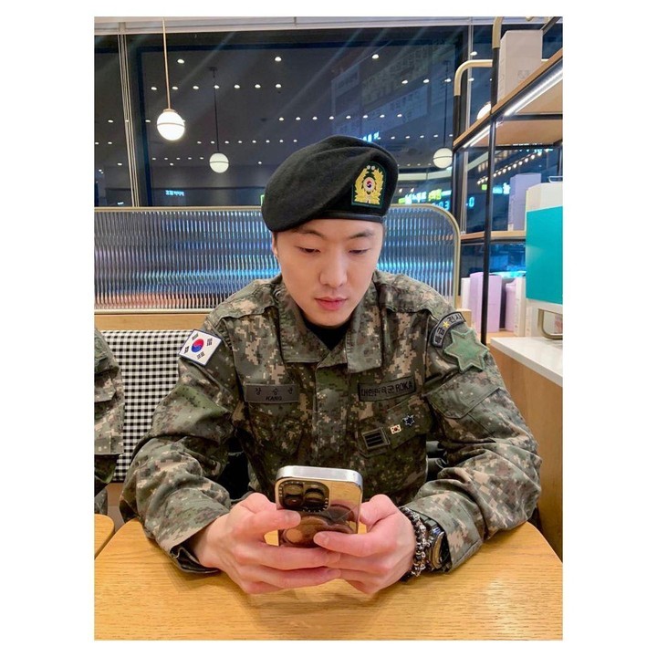 <p>Kang Seung Yoon WINNER juga sedang melaksanakan wajib militer. Ia dikabarkan akan selesai wamil pada 20 Desember 2024. Kepulangan leader WINNER ini telah dinanti para penggemarnya, baik fans WINNER maupun drakor, (Foto: Instagram @w_n_r00)</p>