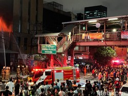 Damkar Jelaskan Kendala Padamkan Kebakaran di Ruko Mampang