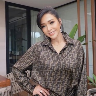 Gaya Rambut Berponi Manglingi bak ABG, Penampilan Maia Estianty Jadi Sorotan