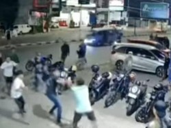 Tersinggung gegara Dilihat, Remaja Tusuk Pengunjung Warung Makan di Makassar