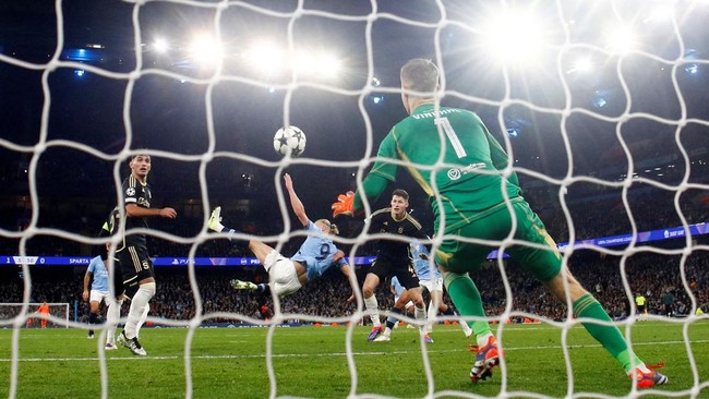 Erling Haaland mencetak gol akrobatik ke gawang Sparta Praha dalam laga Liga Champions di Stadion Etihad, Kamis (24/10) dini hari WIB.