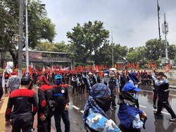 Video: Massa Buruh Demo di Patung Kuda, Tuntut Kenaikan Upah 8-10%