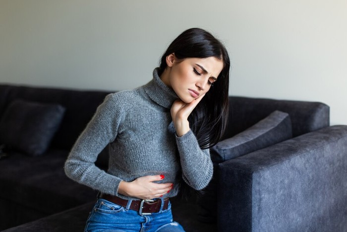 Minum air hangat membantu menjaga sistem pencernaan tetap lancar. Saat air bergerak melalui lambung dan usus, tubuh lebih optimal dalam membuang kotoran.