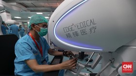 FOTO: Mengintip Aksi Robot Canggih Operasi Pasien di RSCM