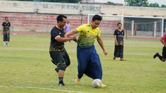 Merayakan Hari Santri Nasional 2024, Pemkab Kendal, Jawa Tengah mengadakan pertandingan sepakbola persahabatan dengan para santri di Stadion Utama Kebondalem.