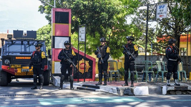 Para menteri dibangunkan pukul 04.00 WIB di Akmil Magelang untuk kumpul baris-berbaris di lapangan jam 05.15 WIB. Rupanya Prabowo jadi orang pertama nan siaga.