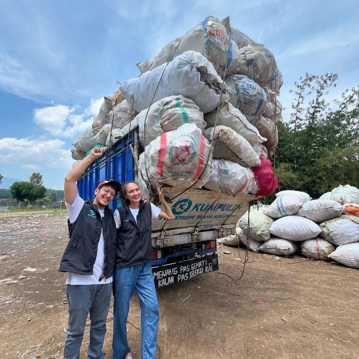 <p>Nadine berharap agar tempat daur ulang sampah ini membuat masyarakat semakin paham bahwa sampah bisa menyebabkan masalah pada lingkungan. Selain itu, Nadine dan Dimas mengungkap bahwa sampah-sampah yang dibuang ini masih memiliki nilai. (Foto: Instagram: @nadinelist)</p>