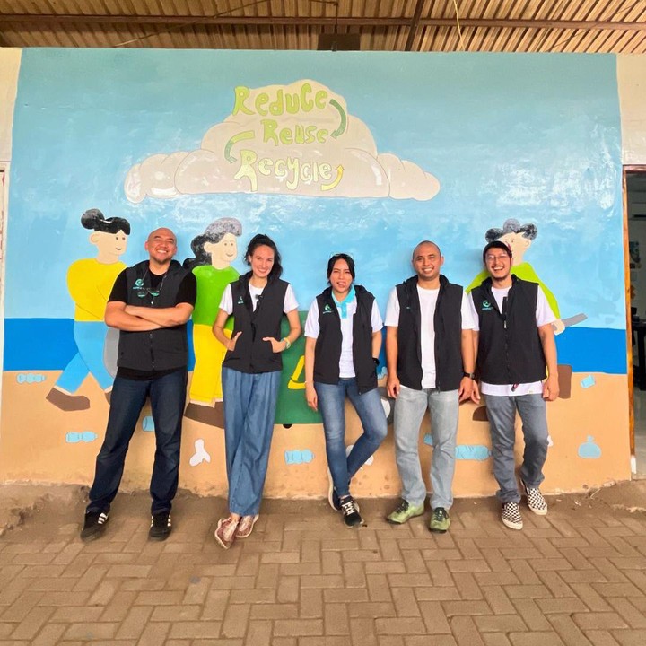 <p>Kegemaran keduanya ini lantas membuat Dimas dan Nadine membangun sebuah tempat untuk mendaur ulang sampah. Hal ini diketahui telah menjadi impian keduanya sejak lama. (Foto: Instagram: @nadinelist)</p>