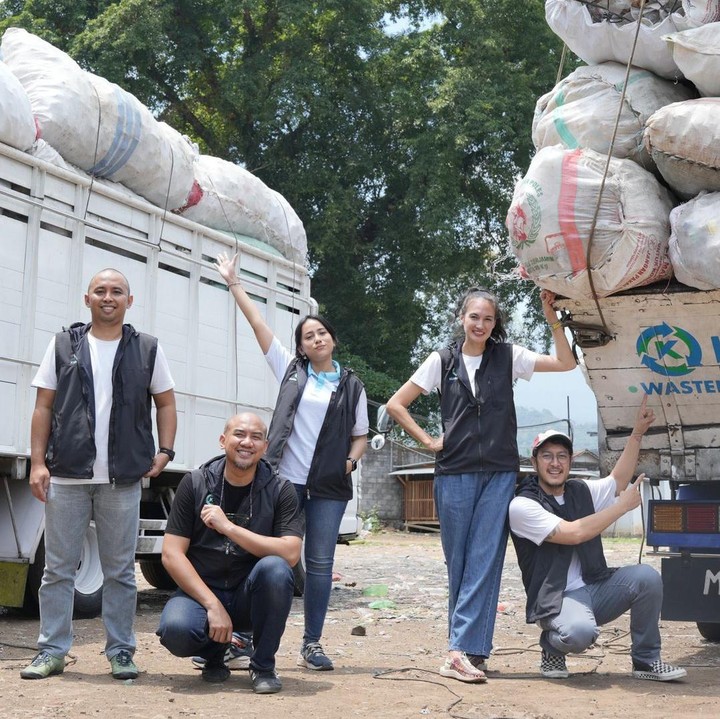 <p>"Akhirnya terwujud juga keinginan terpendam kami berdua, punya lapak untuk mendaur ulang sampah! Mudah-mudahan kategori lain bisa kita pegang juga, ya," tutur Nadine. (Foto: Instagram: @nadinelist)</p>