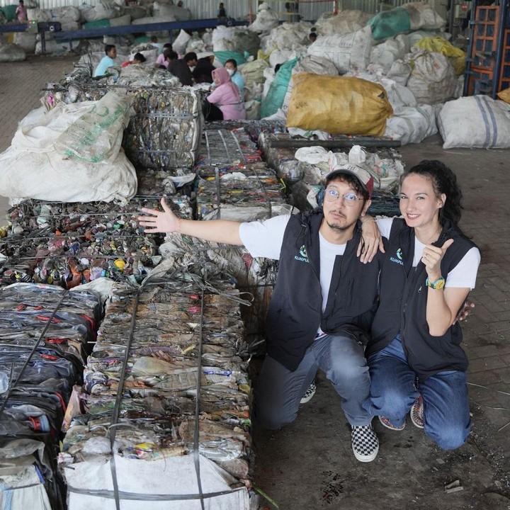 <p>Pasangan Nadine Chandrawinata dan Dimas Anggara dikenal sebagai selebriti pasangan suami istri yang sangat mencintai lingkungan, Bunda. Keduanya pun gemar mendaur ulang sampah menjadi barang-barang berguna. (Foto: Instagram: @nadinelist)</p>
