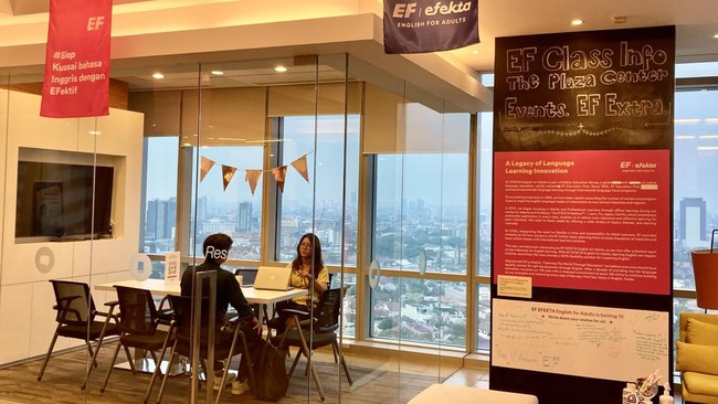 Melalui EF EFEKTA, setiap profesional dengan waktu kerja yang ketat tetap dapat mengikuti kelas online maupun tatap muka, sekaligus menambah networking.