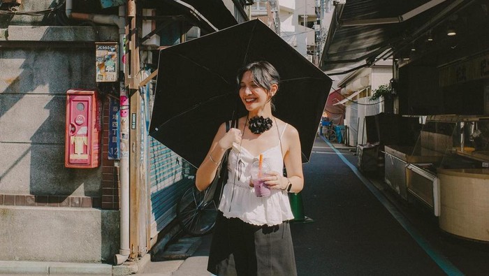 Get The Look: Gaya Liburan Musim Panas ala Sheila Dara