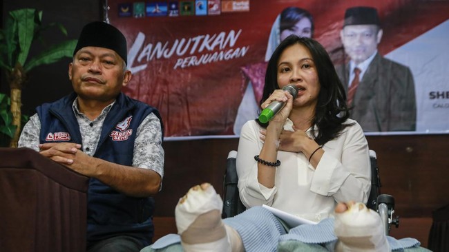 Sherly Tjoanda, istri mendiang Benny Laos, unggul dalam survei yang dirilis Indikator Politik Indonesia.