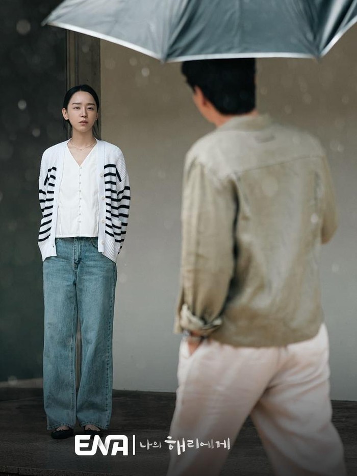 Tampak nyaman dan modis, Shin Hye Sun turut menggabungkan beberapa outfit mulai dari outer, inner, bottom, hingga sepasang sepatu untuk melengkapi gayanya./ Foto: instagram.com/channel.ena.d