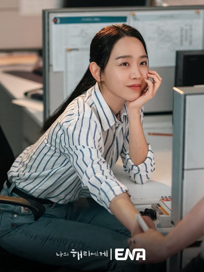 Sang aktris banyak menggunakan outfit yang cocok untuk layering style seperti blazer, kemeja, cardigan, dan lainnya./ Foto: instagram.com/channel.ena.d
