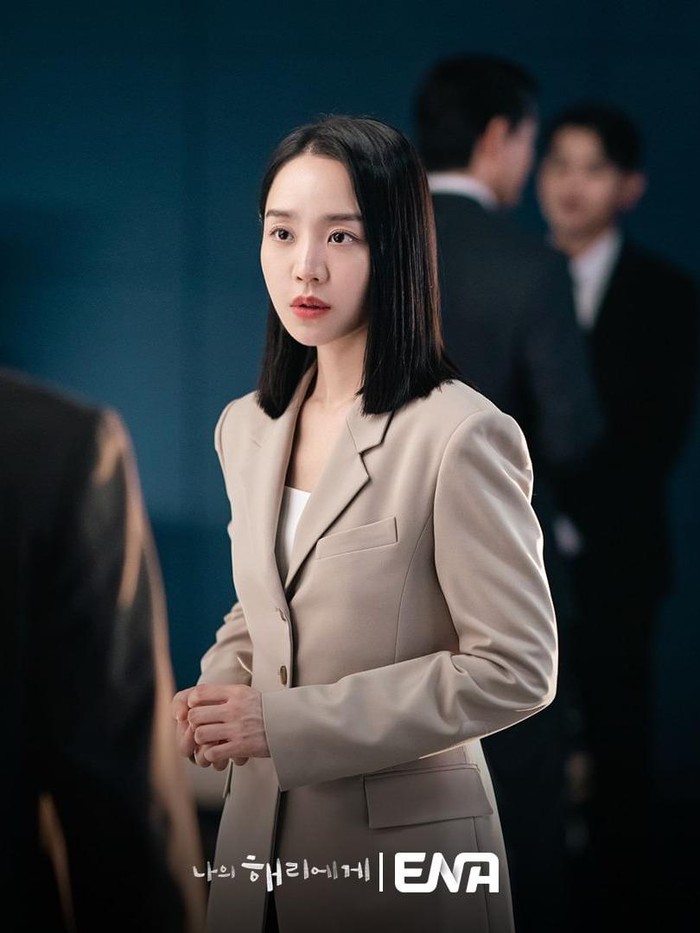 Dalam drama Korea tersebut, aktris Shin Hye Sun menampilkan gaya menarik yang tampak effortless, namun tetap modis untuk dijadikan inspirasi khususnya untuk outfit ke kantor, Beauties./ Foto: instagram.com/channel.ena.d