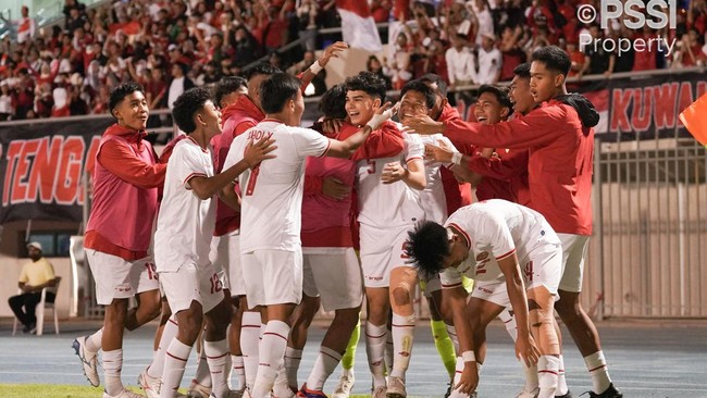 Keputusan wasit Ammar Abo Alo yang memperpanjang waktu tambahan hingga menit ke-100 saat Timnas Indonesia U-17 menang 1-0 atas Kuwait menjadi sorotan netizen.