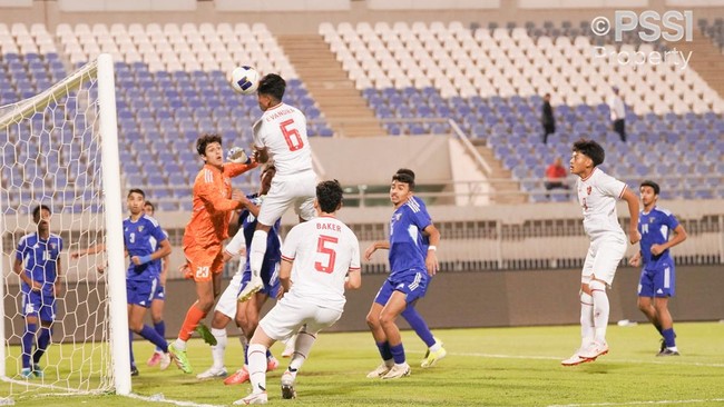 Keputusan wasit Ammar Abo Alo yang memberikan waktu injury time hingga menit ke-100 dalam laga Timnas Indonesia U-17 vs Kuwait menjadi sorotan.