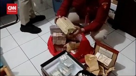 VIDEO:Momen Penyidik Temukan Uang Milyaran Rupiah OTT 3 Hakim Surabaya