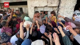 VIDEO: Penampakan Pilu Warga Gaza Berdesakan untuk Dapat Roti
