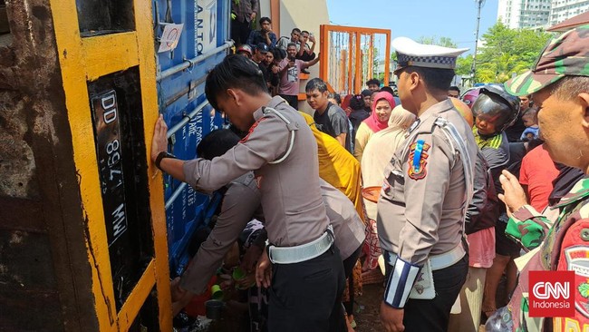 Truk kontainer yang mengangkut puluhan ton minyak goreng menabrak pagar UNM, Sulsel, Kamis (24/10). Tumpahan minyak jadi rebutan warga sekitar.