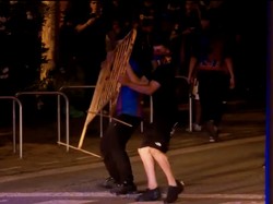 Video Rusuhnya Fans Barcelona: Lempar Suar hingga Pagar ke Arah Polisi