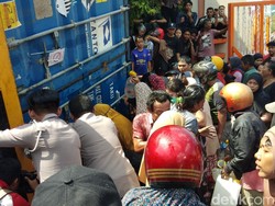Truk Angkut Minyak Goreng Terbalik di Depan UNM Makassar, Warga Rebutan