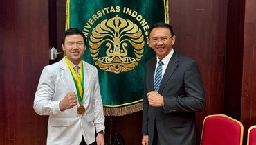 img-title Lulus Sarjana Kedokteran, Nicholas Sean Anak Ahok: Nggak Jadi Dikeluarin dari KK