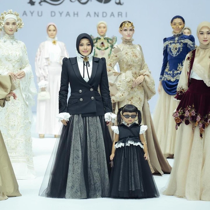<p>Putri sulung Aurel Hermansyah, Ameena Hanna Nur Atta, kembali menarik perhatian netizen, Bunda. Belum lama ini, dirinya baru saja melakukan catwalk di runway bersama sang Bunda di Jakarta Fashion Week 2024. (Foto: Instagram: @aurelie.hermansyah)</p>
